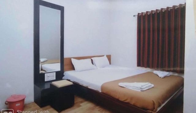 Rajhuns Deluxe Lodging
