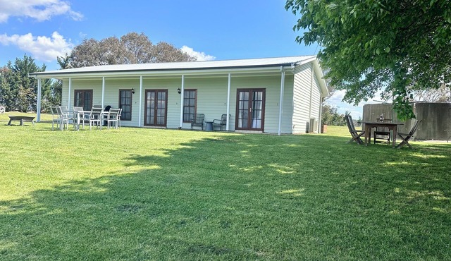 Red Hill Farmstay Bathurst, 3BR Country Stay, only minutes to CBD. Sleeps 8 in Evans Plains