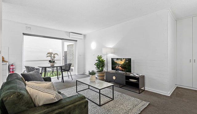 Refined 1-Bed Apartment with Garden Access in Parkville