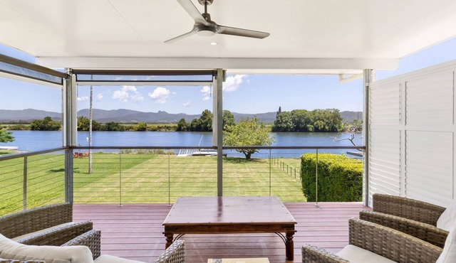 Reflections on the Tweed - Waterfront Pet Friendly Home with Boat Pontoon! Min. 3N - Linen Provided in South Murwillumbah