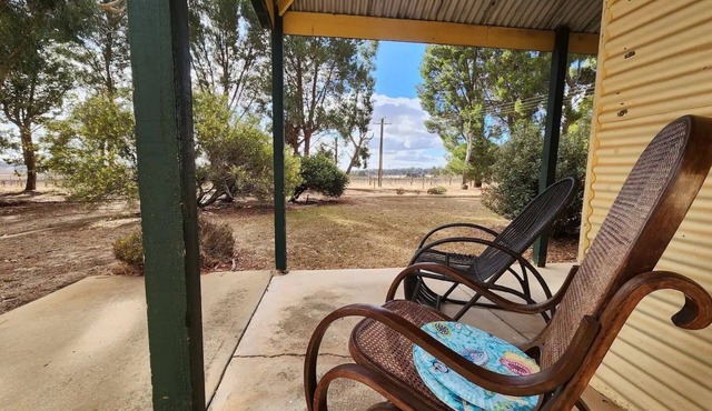 Relax at our charming 1912 farm cottage in Clare Valley's Hill River in Hill River