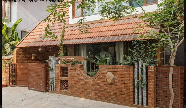Relax in centrally located quiet terrace floor ensuite room in trendy eco-villa