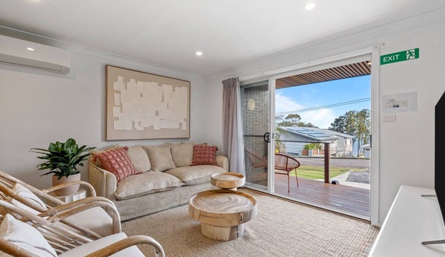 Relaxed 2 Bed Coastal Stay Near the Lake in Buff Point