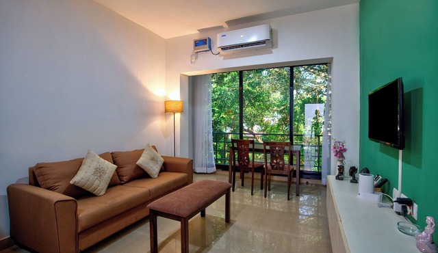 Relaxing 1BHK at Vagator, French windows