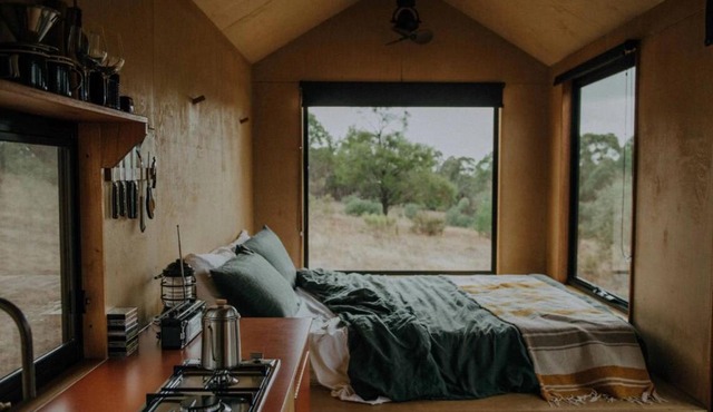 Remote Off-Grid Cabin in the Wilderness - Jude in Warrenmang