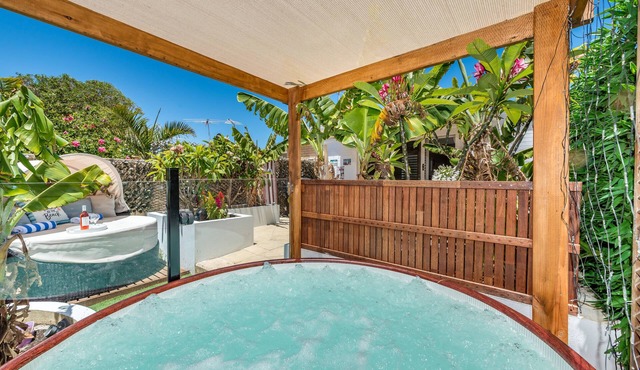 Renovated Beach Villa with Heated Spa & Resort Style Garden only 400m the beach in Scarborough
