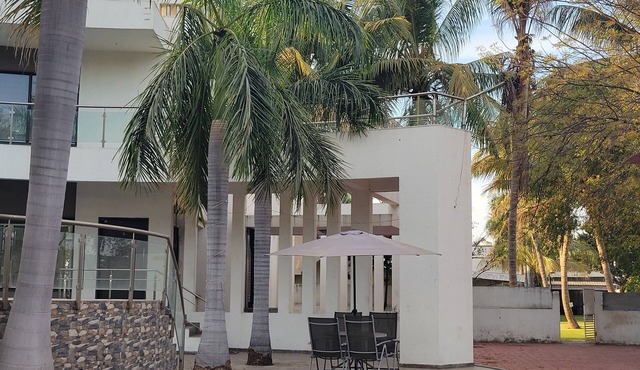 Resort villa with 8 bedrooms, 9.5 bathrooms, swimming pool, Gazebo, Barbeque