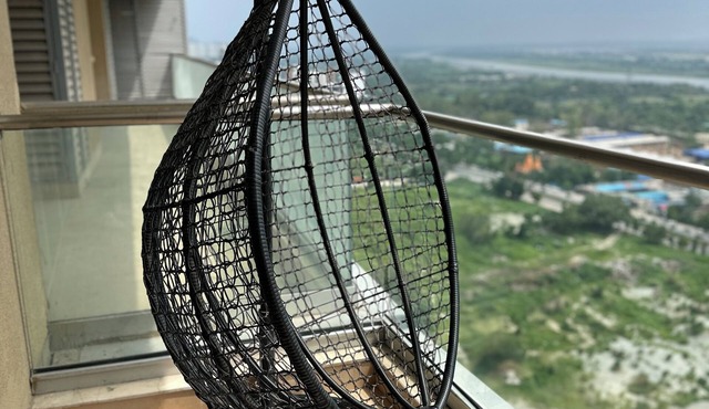 RIVER VIEW stunning apartment. Metro Station 3 mins walk away