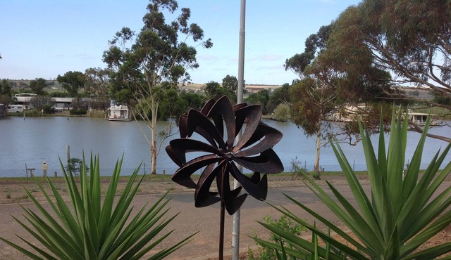 Riverglen retreat, marina frontage, river views, near The Bend Motorsport Park, in White Sands