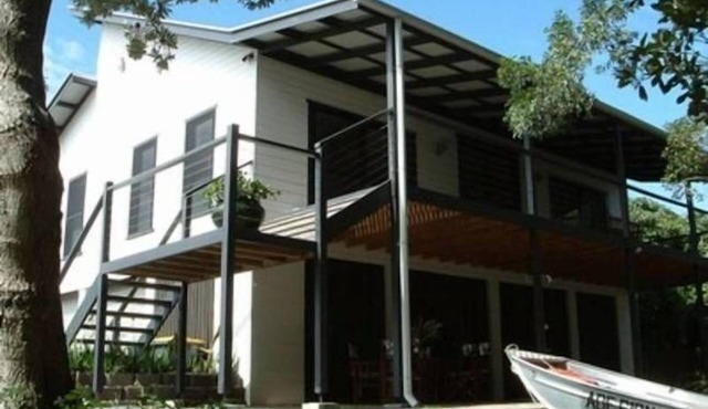 RIVERPEARL - Waterfront modern private house in Iluka. Views Garages huge yard in Iluka