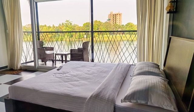 Riverside 2 bedroom house with pool