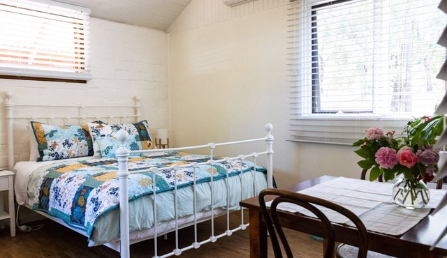 Romantic couples mini cottage in large secluded garden — 5 min to town in Maldon
