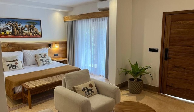 Romantic Hideaway Steps from Uroa Beach with Luxurious Swimming Pool and Spa in Uroa