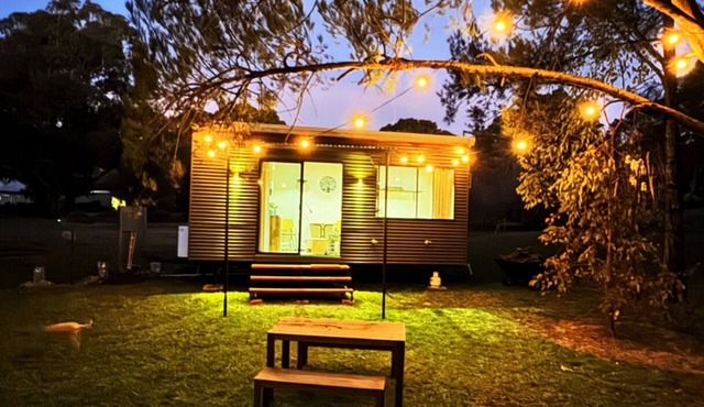 Romantic tiny house escape amongst wineries & MTB Trails. Fire Pit, Creekside in Lidster