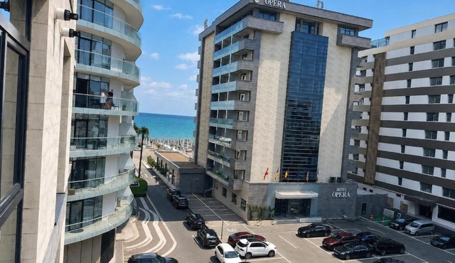 Romeo's Beachfront Apartment by LOFT, Hotel OPERA and White Tower