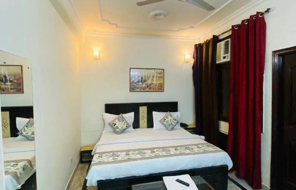 Roomshala 056 Hotel CSK - Prayag Hospital in Noida