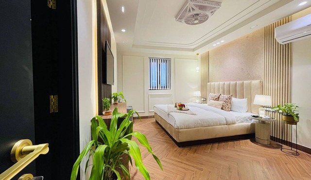 Roomshala 134 Premium Rooms Saket