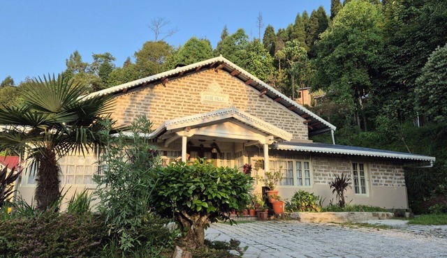 Rose Villa British Colonial Heritage Bungalow, Takdah