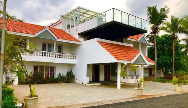 Royal Experiences Icon Beach House, ECR Sea Side Villa