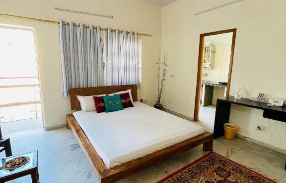 Rustic bedroom w/ kitchenette in prime location