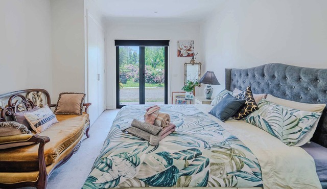 Rustic Winery Villa | King Bed Room1 with En-Suite in Labertouche