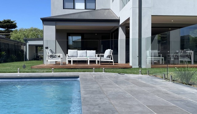 Rye Beach Retreat. Pool + spa in Rye