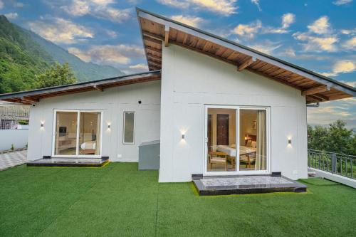 SaffronStays Bourbon - 2BR luxury villa with garden, BBQ, bonfire & valley views near Naukuchiatal & Bhimtal Lake