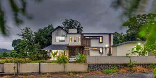 SaffronStays Fernshade - 3BR Khopoli retreat, patio, lawn picnics & riverside walks, quick Mumbai access via Atal Setu