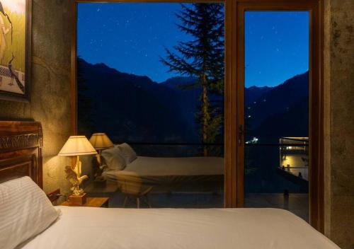 SaffronStays Hillstation Over Tirthan Valley