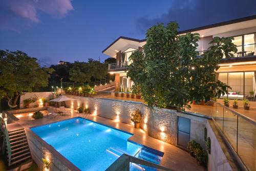 SaffronStays Lord's Pavilion - 6BR Luxury Villa with Lawn & Cricket Turf near Pawna