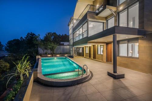 SaffronStays Mountain Rizz - 5BR veg-only villa with infinity pool & valley views