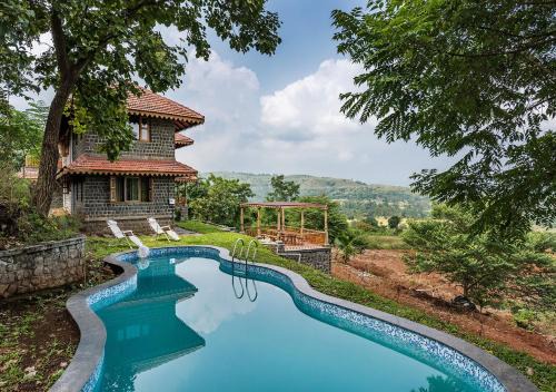 SaffronStays Niramay - 3BR Velhe villa, infinity pool, organic farm, library, valley & forest views near Torna-Rajgad