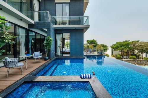 SaffronStays Panorama - 8BR Lonavala villa, infinity pool, heated jacuzzi, karaoke bar, theater & rooftop sunset deck