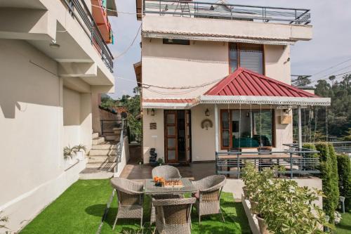SaffronStays Summer Estate - 3BR hill-view villa with verandah, farm dining, treks & live BBQ under starry skies