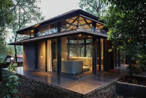 SaffronStays The Glasshouse - Romantic Panchgani Villa with Panoramic Views & Cozy Comfort