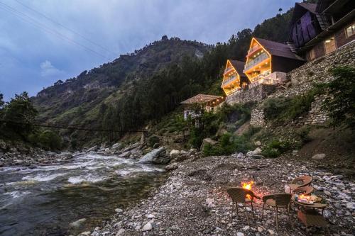 SaffronStays Tirthan Twins- Riverside Villa & Bonfire