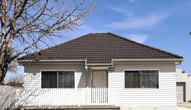 Sam's Cottage on Hennessey in Moe