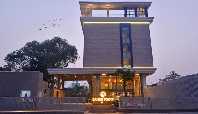 Sands Point Hotel
