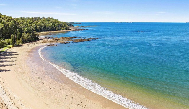 Sandy Shores Unit 4, 150m Flat walk to Beach in Long Beach