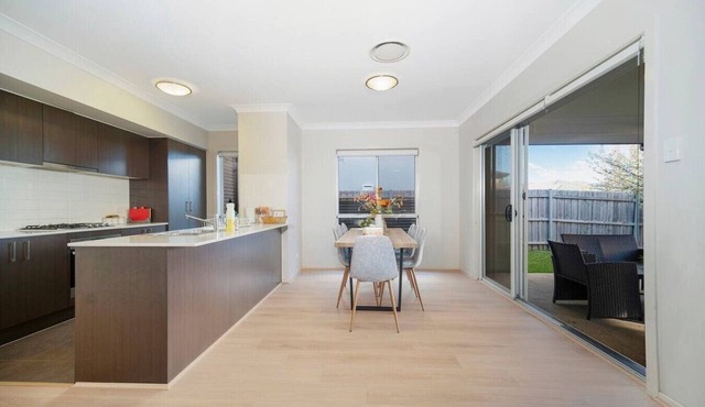 Schofields 4Bedroom House -Parking & Cooking