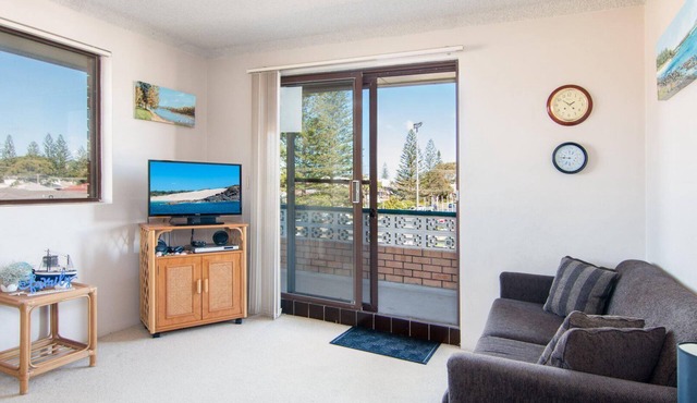 Seabreeze 4 - Opposite Tuncurry Bowling Club!