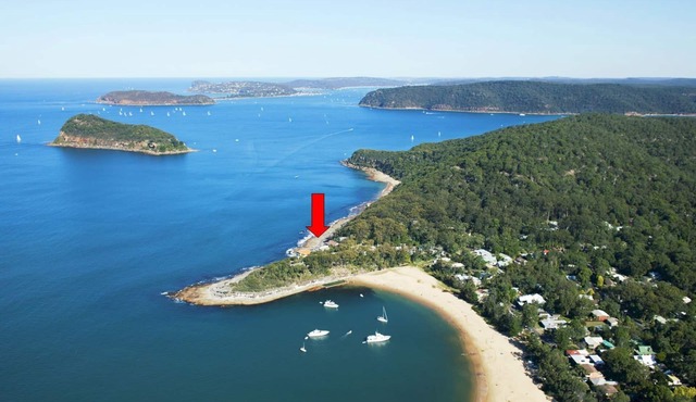 'Seabreeze' a unique Waterfront/Beachside property