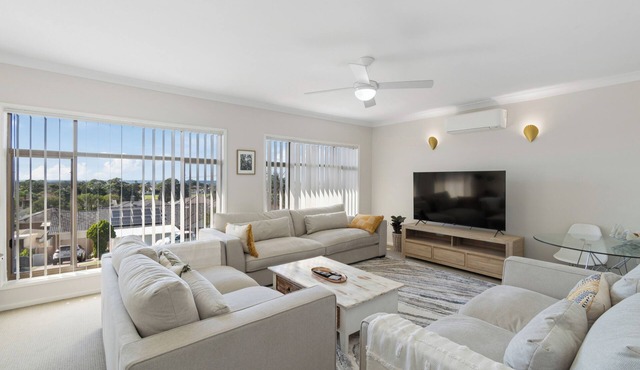 Seaview Escape Beach Family Getaway with Games in Barrack Heights
