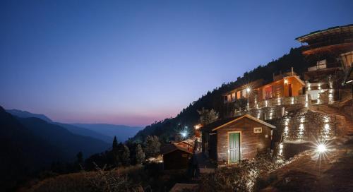 Seclude Pangot, Perch