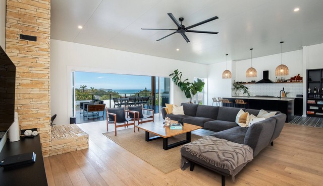 Sensational spring 200m from the surf Book 4 nights stay 6 nights in September. in Emerald Beach