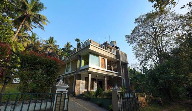 "serene Stream: 5-bed Luxury Haven Near Athirappilly"