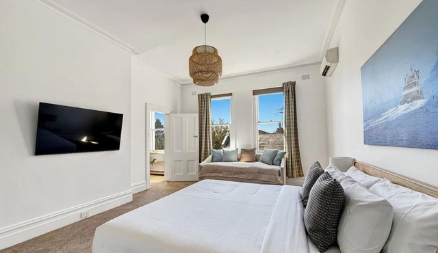Serviced Luxury Condo, Parkside, moments to metro with parking
