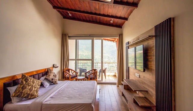 Shanti Kunjj : Lake View Room Galaxy