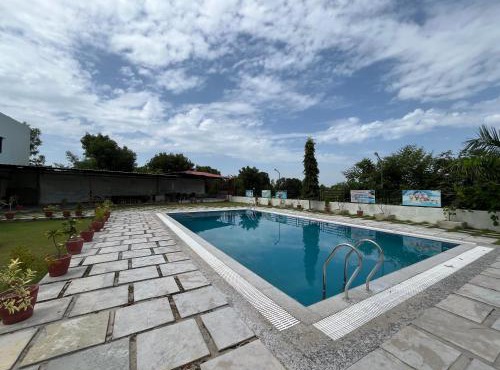 SHREE DWARKESH RESORT & WATERPARK 966o9o1oo6 07km from shreenathji temple By SK