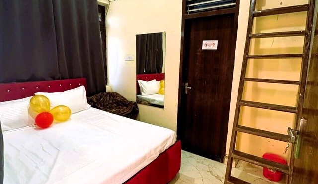 Shree Pria Ju Dham Room near Maa Vaishnav Devi Statue Stay in Vrindavan